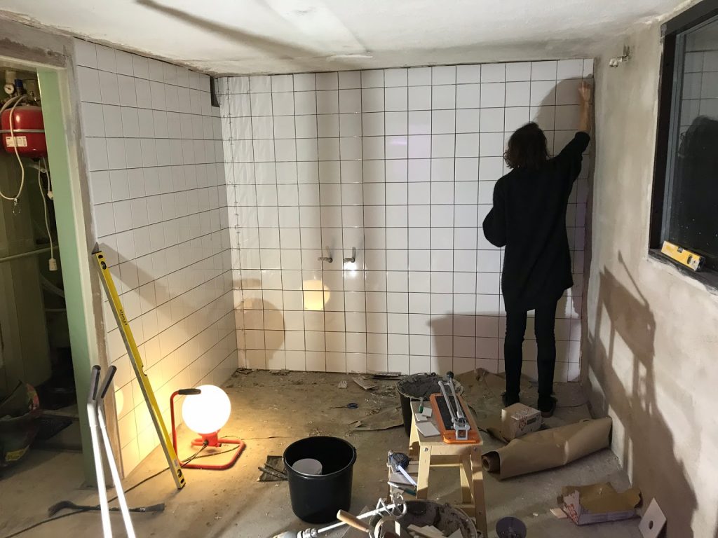 Kaklet uppe på väggen