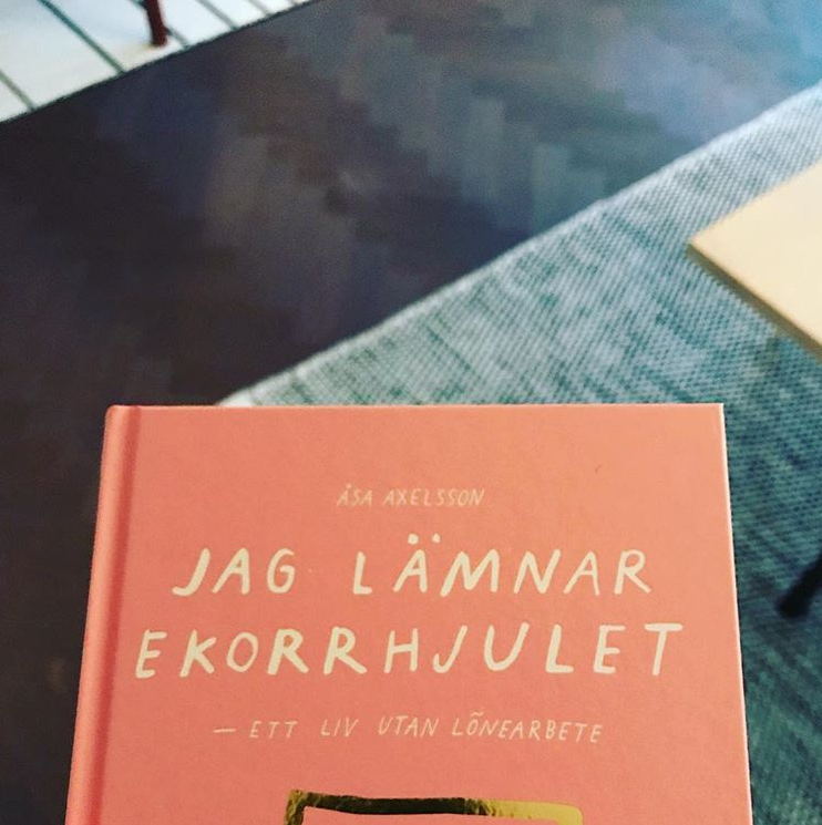Åsa Axelsson "Jag lämnar ekorrhjulet : ett liv utan lönearbete"